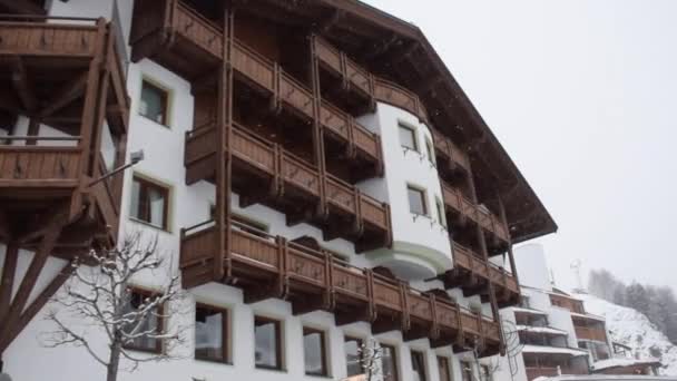 大雪中雪山村的传统建筑 奥地利Obergurgl滑雪胜地一家旅馆的慢动作进场 — 图库视频影像