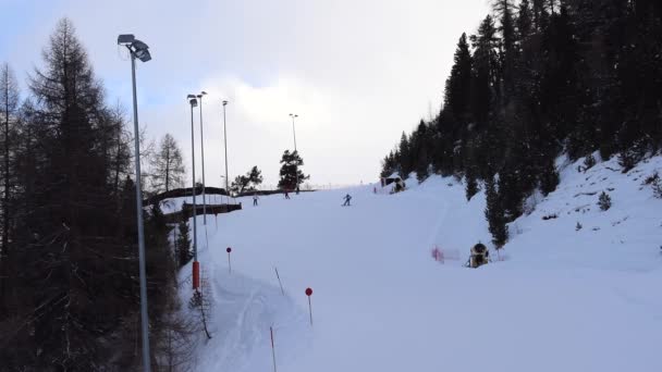 Skiërs Snowboarders Dalen Een Berg Matig Drukke Skipiste Skigebied Obergurgl — Stockvideo