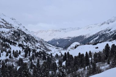 Karlı Otztal Vadisi manzarası, Tyrol, Avusturya kışın en yoğun kayak sezonunda. Obergurgl kayak merkezinden çekilmiş..