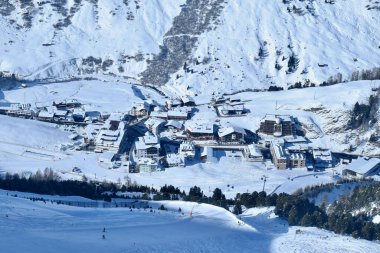 Yukarıdan karlı Obergurgl Avusturya kayak merkezi manzarası. Yükselen bir kayak asansöründen çekilen karlı Alp köyünün hava manzarası.