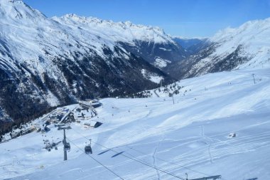 Hochgurgl, Tyrol, Avusturya - 25 Ocak 2023: Hochgurgl kayak merkezindeki Gondol kayak asansörleri, Otztal vadisi ve Avusturya 'nın Tyrol kentindeki kar tepeli dağlarda yer aldı..