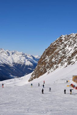 Hochgurgl kayak merkezindeki kayakçılar ve snowboardcular, Otztal vadisi ve Tyrol, Avusturya 'daki kar tepeli dağların orada..