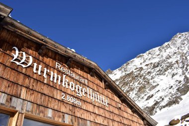 Hochgurgl, Tyrol, Avusturya - 25 Ocak 2023: Idyllic Wurmkogl Avusturya Lokantası Hochgurgl kayak merkezinin tepesinde yer almaktadır.