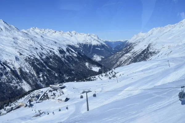 Wyciągi Narciarskie Gondola Ośrodku Narciarskim Hochgurgl Tle Doliny Otztal Pokrytych — Zdjęcie stockowe