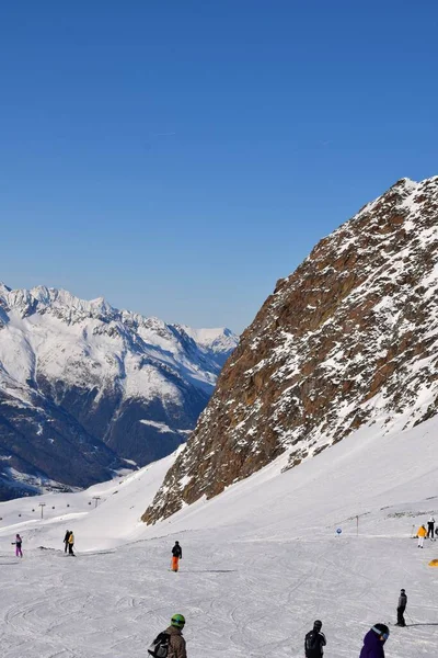 Síelők Snowboardosok Hochgurgl Síközpont Háttérben Otztal Völgy Hófödte Alpesi Hegyek — Stock Fotó