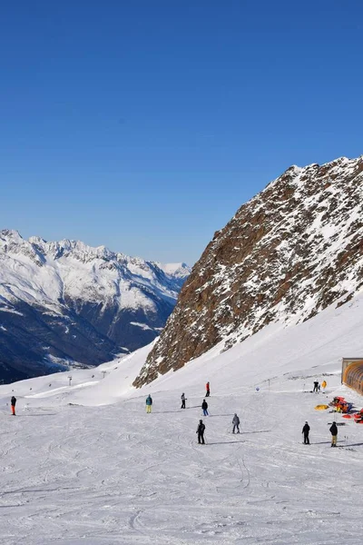 Narciarze Snowboardziści Ośrodku Narciarskim Hochgurgl Tle Doliny Otztal Pokrytych Śniegiem — Zdjęcie stockowe