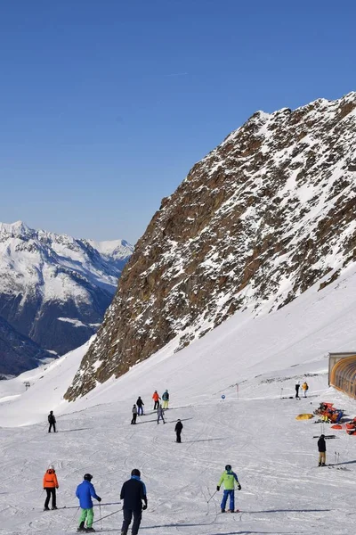 Hochgurgl Tirol Ausztria 2023 Január Hochgurgl Síközpont Síelői Snowboardosai Háttérben — Stock Fotó