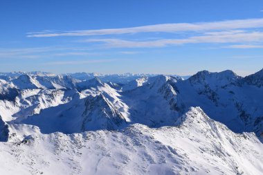 Avusturya 'nın Hochgurgl Kayak Merkezi' nin zirvesindeki Top Mountain Star restoranından göz kamaştırıcı bir manzara. Otztal Alpleri ve İtalyan Dolomitleri 'nin güzel dağlık tepeleri.