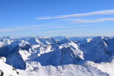 Avusturya 'nın Hochgurgl Kayak Merkezi' nin zirvesindeki Top Mountain Star restoranından göz kamaştırıcı bir manzara. Otztal Alpleri ve İtalyan Dolomitleri 'nin güzel dağlık tepeleri.