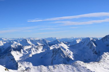 Avusturya 'nın Hochgurgl Kayak Merkezi' nin zirvesindeki Top Mountain Star restoranından göz kamaştırıcı bir manzara. Otztal Alpleri ve İtalyan Dolomitleri 'nin güzel dağlık tepeleri.