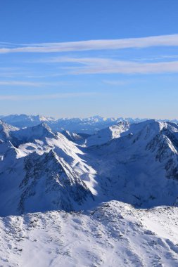 Avusturya 'nın Hochgurgl Kayak Merkezi' nin zirvesindeki Top Mountain Star restoranından göz kamaştırıcı bir manzara. Otztal Alpleri ve İtalyan Dolomitleri 'nin güzel dağlık tepeleri.