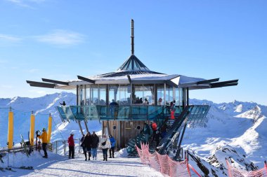 Hochgurgl, Tyrol, Avusturya - 25 Ocak 2023: Otztal Alpleri 'nin Alp tepelerinin muhteşem manzarası ve Top Mountain Star barından İtalyan Dolomitleri, deniz seviyesinden 3030 metre yükseklikteki bir dağın tepesinde yer alan 360 mimari başyapıt.