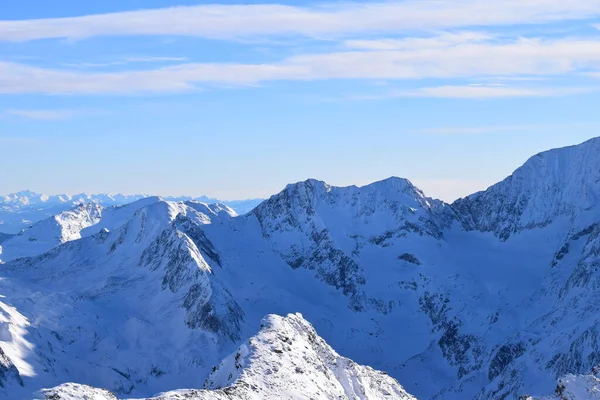 Avusturya 'nın Hochgurgl Kayak Merkezi' nin zirvesindeki Top Mountain Star restoranından göz kamaştırıcı bir manzara. Otztal Alpleri ve İtalyan Dolomitleri 'nin güzel dağlık tepeleri.