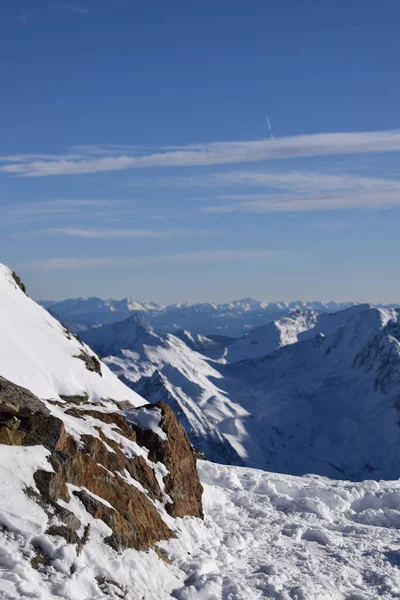 在奥地利Hochgurgl Ski度假村山顶的Top Mountain Star餐厅里 你可以看到令人惊叹的景色 奥兹塔尔阿尔卑斯山和意大利白云岩美丽的雪峰 — 图库照片