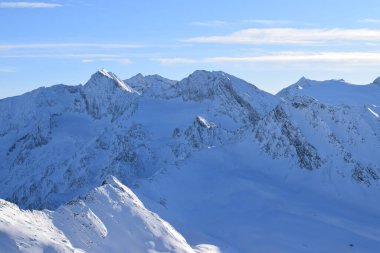 Avusturya 'nın Hochgurgl Kayak Merkezi' nin zirvesindeki Top Mountain Star restoranından göz kamaştırıcı bir manzara. Otztal Alpleri ve İtalyan Dolomitleri 'nin güzel dağlık tepeleri.