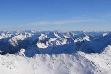 Avusturya 'nın Hochgurgl Kayak Merkezi' nin zirvesindeki Top Mountain Star restoranından göz kamaştırıcı bir manzara. Otztal Alpleri ve İtalyan Dolomitleri 'nin güzel dağlık tepeleri.