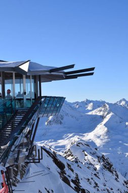 Hochgurgl, Tyrol, Avusturya - 25 Ocak 2023: Otztal Alpleri 'nin Alp tepelerinin muhteşem manzarası ve Top Mountain Star barından İtalyan Dolomitleri, deniz seviyesinden 3030 metre yükseklikteki bir dağın tepesinde yer alan 360 mimari başyapıt.