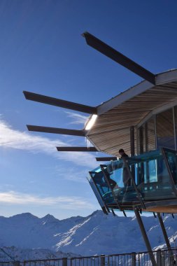 Hochgurgl, Tyrol, Avusturya - 25 Ocak 2023: Otztal Alpleri 'nin Alp tepelerinin muhteşem manzarası ve Top Mountain Star barından İtalyan Dolomitleri, deniz seviyesinden 3030 metre yükseklikteki bir dağın tepesinde yer alan 360 mimari başyapıt.