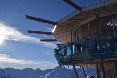 Hochgurgl, Tyrol, Avusturya - 25 Ocak 2023: Otztal Alpleri 'nin Alp tepelerinin muhteşem manzarası ve Top Mountain Star barından İtalyan Dolomitleri, deniz seviyesinden 3030 metre yükseklikteki bir dağın tepesinde yer alan 360 mimari başyapıt.