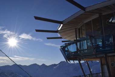 Hochgurgl, Tyrol, Avusturya - 25 Ocak 2023: Otztal Alpleri 'nin Alp tepelerinin muhteşem manzarası ve Top Mountain Star barından İtalyan Dolomitleri, deniz seviyesinden 3030 metre yükseklikteki bir dağın tepesinde yer alan 360 mimari başyapıt.