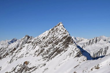 Avusturya 'nın Hochgurgl Kayak Merkezi' nin zirvesindeki Top Mountain Star restoranından göz kamaştırıcı bir manzara. Otztal Alpleri ve İtalyan Dolomitleri 'nin güzel dağlık tepeleri.