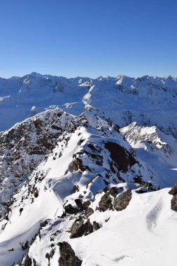 Avusturya 'nın Hochgurgl Kayak Merkezi' nin zirvesindeki Top Mountain Star restoranından göz kamaştırıcı bir manzara. Otztal Alpleri ve İtalyan Dolomitleri 'nin güzel dağlık tepeleri.