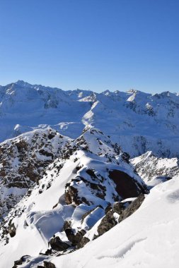 Avusturya 'nın Hochgurgl Kayak Merkezi' nin zirvesindeki Top Mountain Star restoranından göz kamaştırıcı bir manzara. Otztal Alpleri ve İtalyan Dolomitleri 'nin güzel dağlık tepeleri.