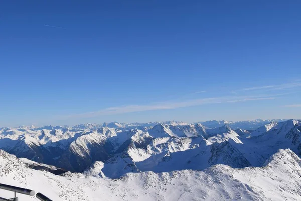 Avusturya 'nın Hochgurgl Kayak Merkezi' nin zirvesindeki Top Mountain Star restoranından göz kamaştırıcı bir manzara. Otztal Alpleri ve İtalyan Dolomitleri 'nin güzel dağlık tepeleri.
