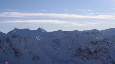 Avusturya 'nın Hochgurgl Kayak Tatil Köyü' nün zirvesindeki Top Mountain Star restoranından göz kamaştırıcı manzara. Otztal Alpleri ve İtalyan Dolomitleri 'nin güzel, güneşli dağ zirveleri.