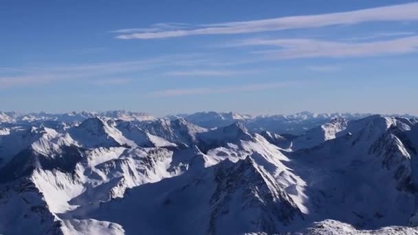 在奥地利Hochgurgl Ski度假村山顶的Top Mountain Star餐厅里 令人叹为观止 美丽的 阳光明媚的奥兹塔尔阿尔卑斯山和意大利白云石的山顶 — 图库视频影像