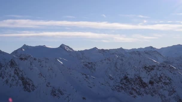 オーストリアのホーグルスキーリゾートの頂上にあるトップマウンテンスターレストランの絶景 美しい晴れた雪が降ったオッティアルプス山脈とイタリアのドロマイトの山頂 — ストック動画