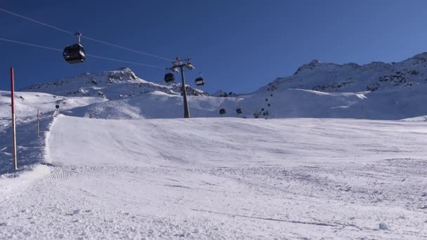 Les Skieurs Snowboarders Actifs Descendent Une Pente Montagne Par Une — Video