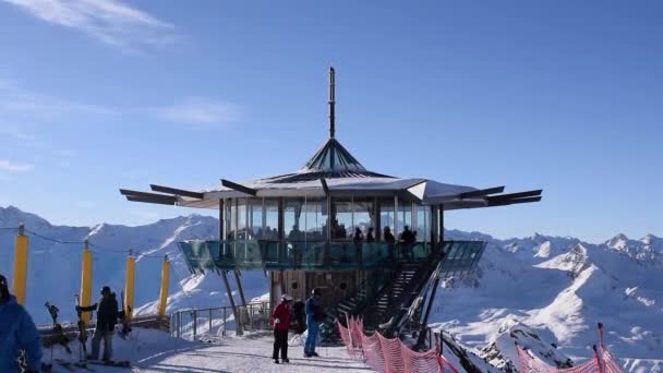 ティロル ティロル オーストリア 1月25 2023 トップマウンテンスターバーからアルプス山脈のピークとイタリアのドロミテスの美しい景色 360 海の上の建築傑作 3030M — ストック動画