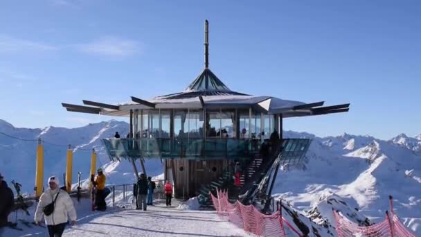 ティロル ティロル オーストリア 1月25 2023 トップマウンテンスターバーからアルプス山脈のピークとイタリアのドロミテスの美しい景色 360 海の上の建築傑作 3030M — ストック動画