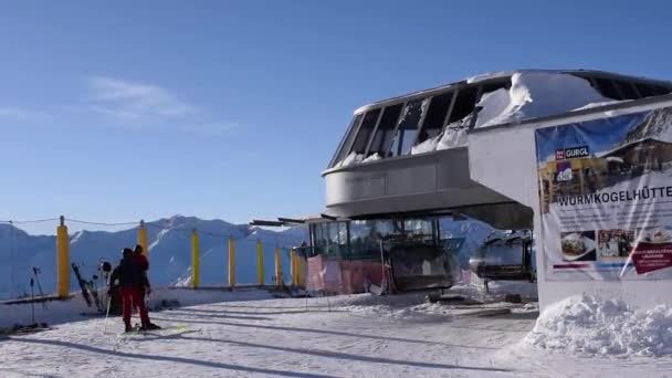 ホーグルブル ティロル オーストリア 1月25 2023 ホーグルスキーリゾートとトップマウンテンスターバーで最高のスキーリフトからオッティアルプスとイタリアのドロマイトのアルパインピークの美しい景色 — ストック動画