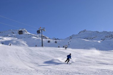 Hochgurgl kayak merkezindeki kayakçılar güneşli bir günde güzel bir kış sporu için mükemmel koşullar Otztal Vadisi 'ndeki kar tepeli dağlarda kayak ve snowboard yapmak için mükemmel koşullar..
