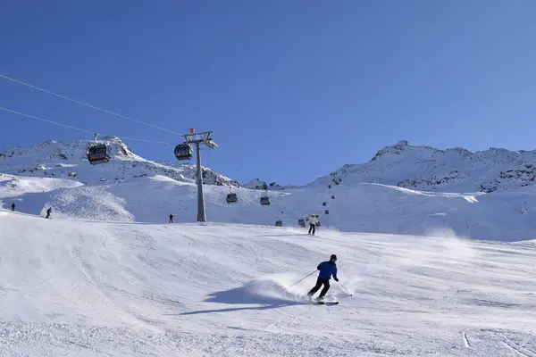 Skidåkare Hochgurgl Skidort Vacker Solig Dag Perfekta Förutsättningar För Vintersport — Stockfoto
