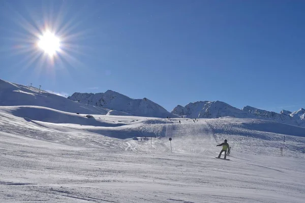Narciarze Snowboardziści Hochgurgl Piękny Słoneczny Dzień Idealne Warunki Uprawiania Sportów — Zdjęcie stockowe
