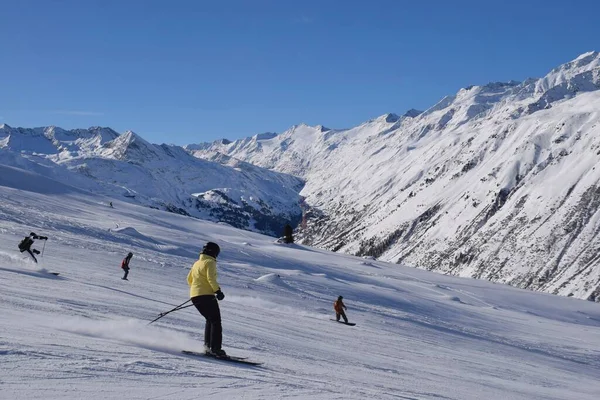 Narciarze Snowboardziści Ośrodku Narciarskim Hochgurgl Tle Doliny Otztal Pokrytych Śniegiem — Zdjęcie stockowe