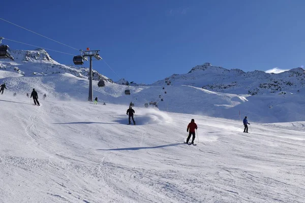 美しい晴れた日のホーグルスキーリゾートのダウンヒルスキーヤー オッテタール渓谷 タイロル オーストリアの雪のスポーツ スキー スノーボードのための完璧な条件 — ストック写真