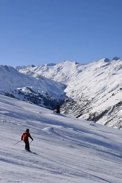 Esquiadores Snowboarders Hochgurgl Estância Esqui Pano Fundo Pelo Vale Otztal — Fotografia de Stock