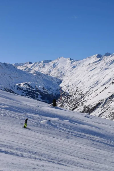 Skiërs Snowboarders Het Skigebied Hochgurgl Tegen Achtergrond Van Het Otztal — Stockfoto