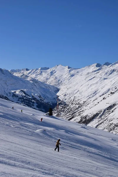 Лыжники Сноубордисты Горнолыжном Курорте Хохгургль Фоне Долины Оцталь Покрытых Снегом — стоковое фото
