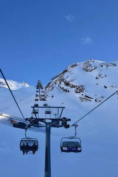 奥地利蒂罗尔Hochgurgl 2023年1月25日 奥地利滑雪胜地的座椅升降 在阳光明媚的冬日 滑雪者和滑雪者在雪山和滑雪场的衬托下 头顶升起 — 图库照片