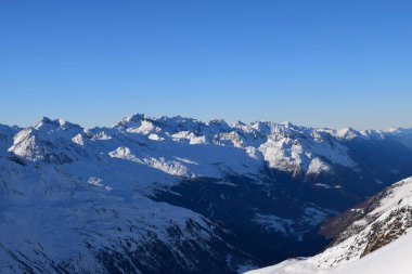 Karlı Otztal Vadisi 'nin güzel manzarası, Tyrol, Avusturya kışın en yoğun kayak sezonunda. Güneşli bir günde Hochgurgl kayak merkezinden çekilmiş..