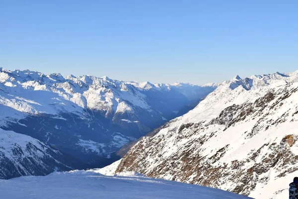 Karlı Otztal Vadisi 'nin güzel manzarası, Tyrol, Avusturya kışın en yoğun kayak sezonunda. Güneşli bir günde Hochgurgl kayak merkezinden çekilmiş..