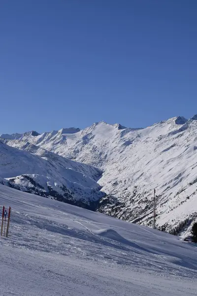 冬季滑雪旺季期间 奥地利蒂罗尔奥兹塔尔雪谷的美丽景色 在一个阳光明媚的日子里被霍奇古尔滑雪胜地射中 — 图库照片