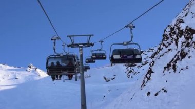 Hochgurgl, Tyrol, Avusturya - 25 Ocak 2023: Otztal Alpleri ve İtalyan Dolomitleri arasındaki sınırda, Wurmkogel dağ zirvesine tünemiş Top Mountain Star barının kayak asansörünün görüntüsü