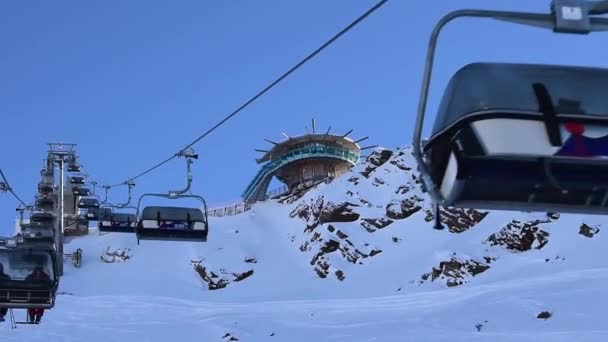 オーストリア ティロル ティロル 2023 トップマウンテンスターバーのスキーチェアリフトからの眺め ウォルケッゲル山頂に囲まれて オッティアルプスとイタリアのドロマイトの間の国境 — ストック動画
