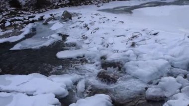 Dağdaki buzlu bir nehirden akan su akıntısı. Solden, Avusturya 'da sakin ve donmuş bir nehir.